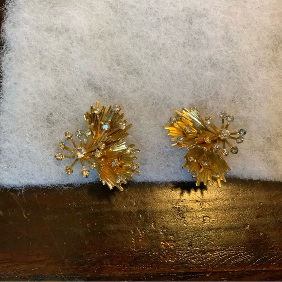 Vintage Gold Starburst Clip on Earrings - Picture 2 of 7